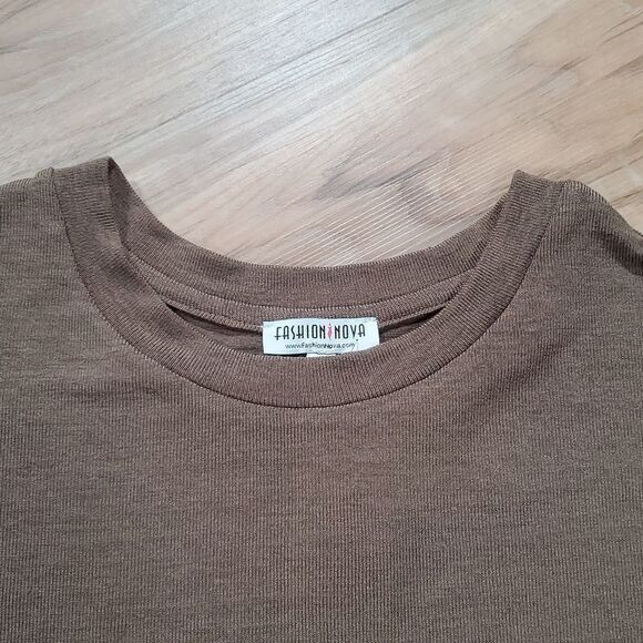 🔺️NWT Fashion Nova Brown "Netflix" Boxy Crop Top Small - Picture 5 of 9